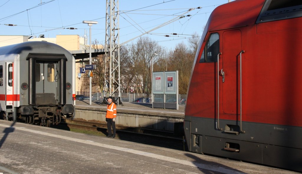 Stralsund 28.12.2012 101 124 setzt sich vor EC 379 nach Brno. 