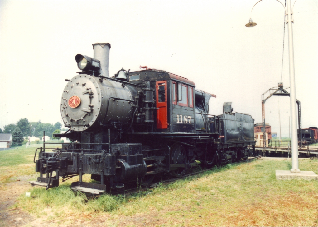 Strasburg Railroad #4 steht 3/11/1989 im Railroad Museum of Pennsylvania, Strasburg Pennsylvania.  Diese 0-4-0 Dampflok ist ex-Reading Company #1187, Baujahr 1903, Baldwin Locomotive Works.