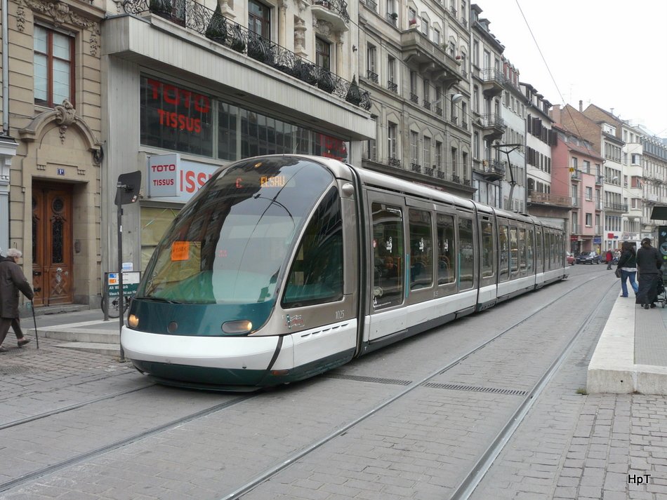 Strassburg - Strassenbahn Nr.1025 unterweg auf der Linie C in der City von Strassburg am 31.10.2009