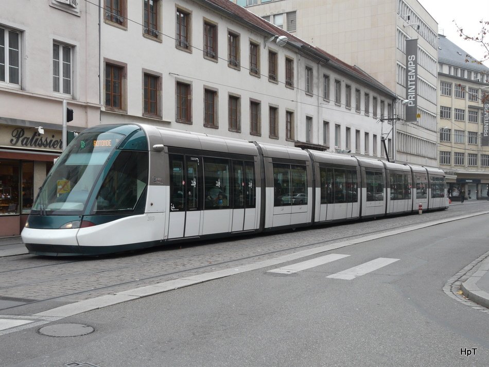 Strassburg - Strassenbahn Nr.2013 unterweg auf der Linie D in der City von Strassburg am 31.10.2009