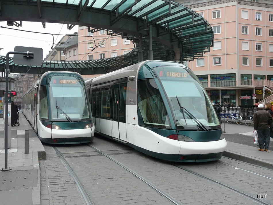 Strassburg - Strassenbahnen Nr.2025 und 2019 unterweg auf der Linie A in der City von Strassburg am 31.10.2009
