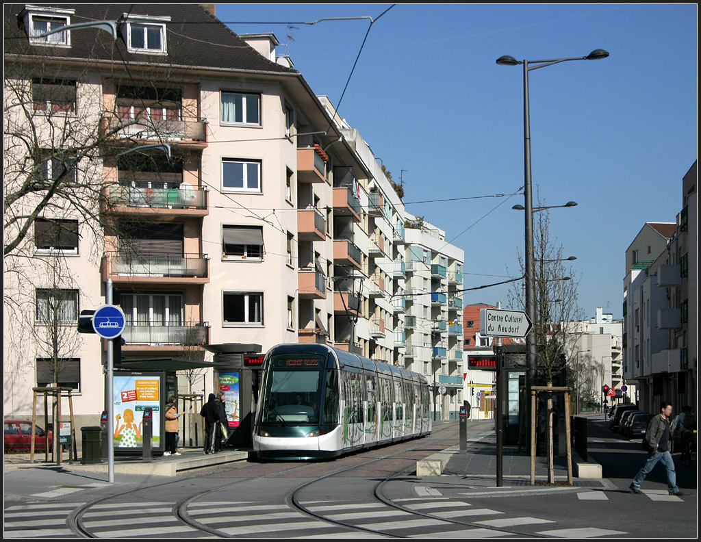 Straßburger Vorort - 

Eine Citadis-Tram der Linie C in der Haltestelle Gravière im Vorort Neudorf Süd. 

06.03.2008 (M) 