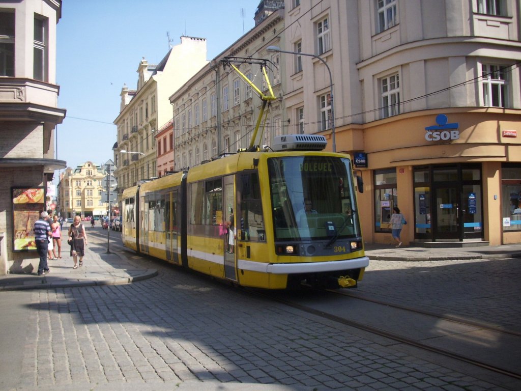 Straenbahn 304 der Dopravn podniky města Plzně, fotografiert in Plzen am 24.07.2012

