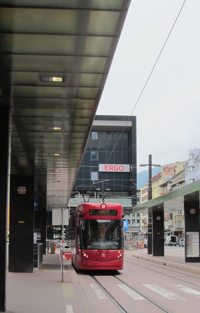 Straenbahn 313 der IVB erreicht am 29. Juni 2013 auf der Linie 3 nach Amras die Haltestelle Hauptbahnhof/Sdtiroler Platz.