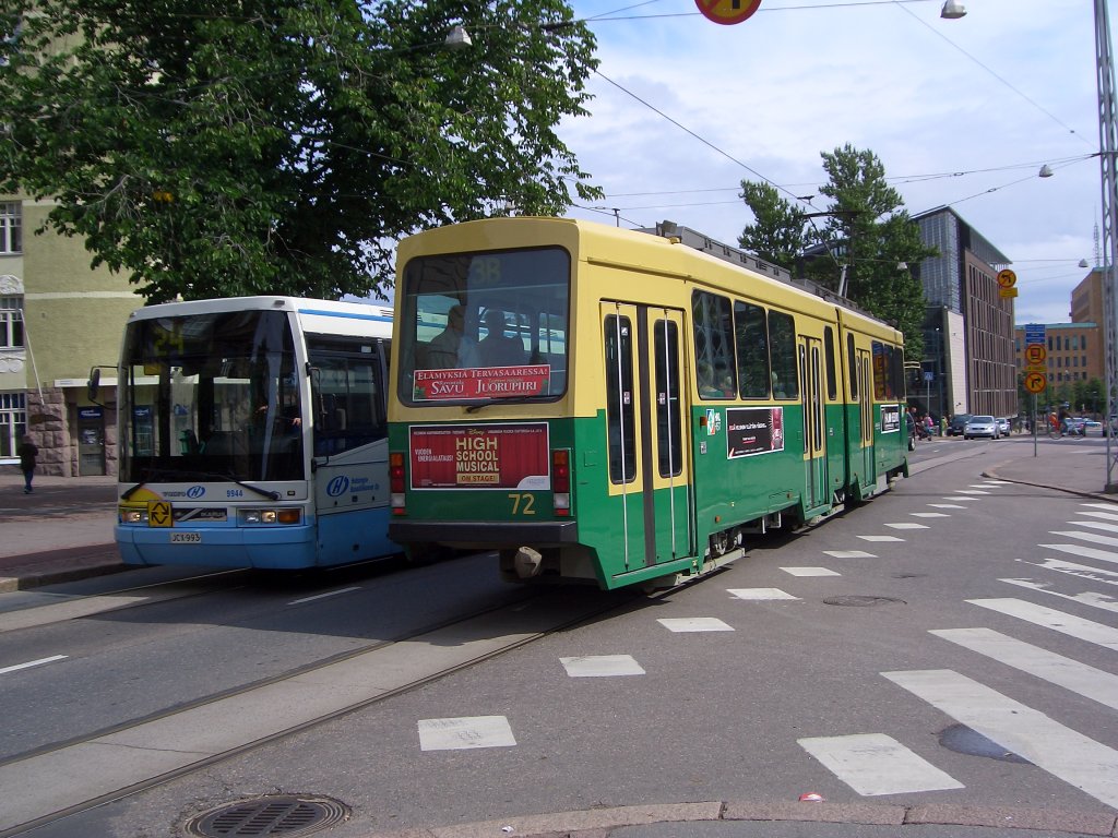 Straenbahn 3B in Helsinki, Aufgenommen am 10.08.2008:
Diese Straenbahn bietet mit ihrer Linienfhrung wie eine 8 eine ideale Mglichkeit zur Stadtbesichtigung. Es gibt in der Information am Markt auch Stadtfhrer speziell zur Linie 3B oder der entgegengesetzt fahrenden 3T. 