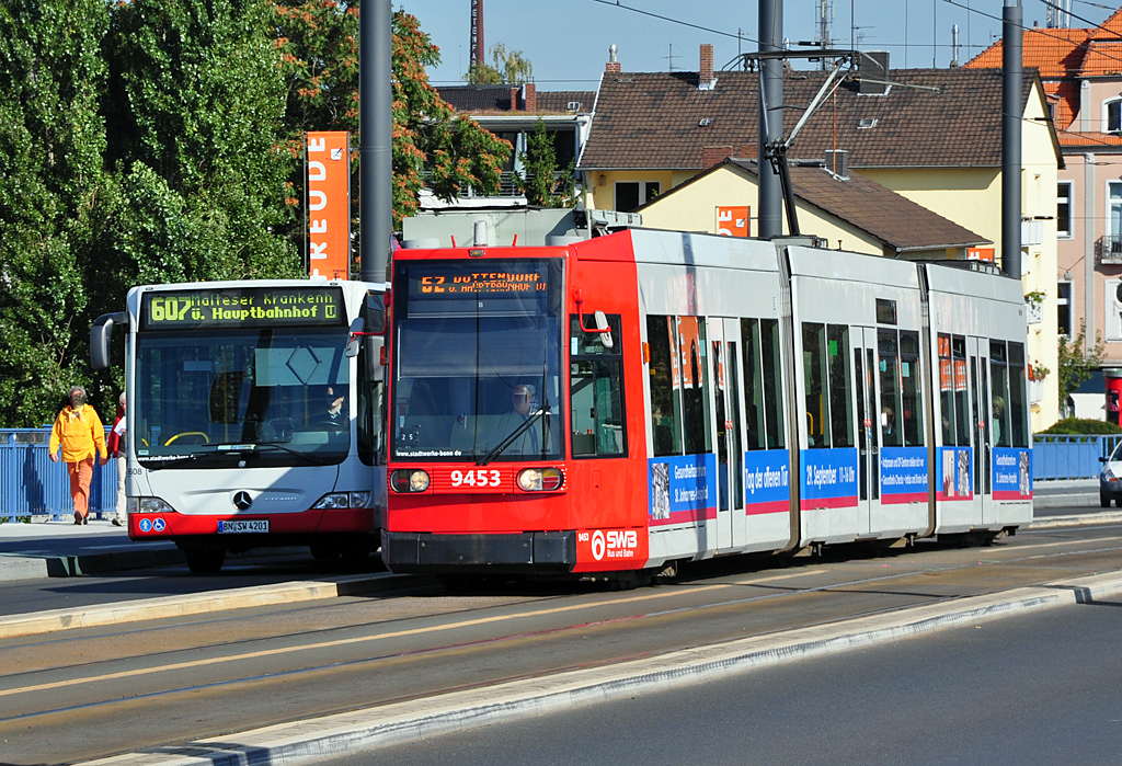 Straenbahn 9453 und Bus (beide Stadtwerke Bonn) in Formationsfahrt auf der Kennedybrcke - 01.10.2012
