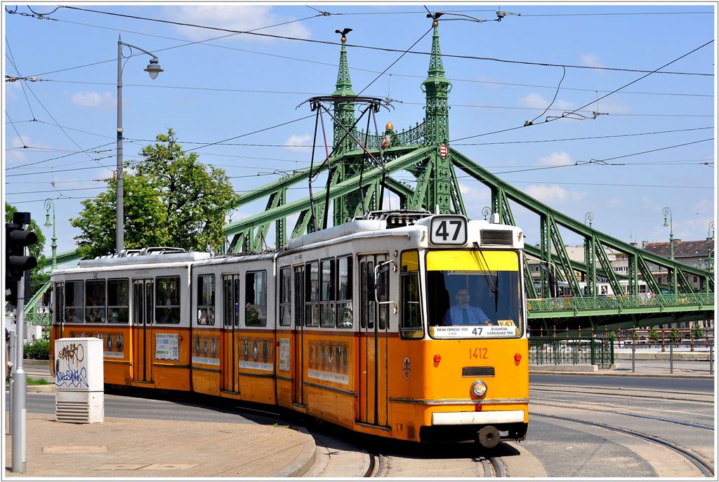 Strassenbahn Budapest Linie 19 am Szent Gellrt tr. (11.05.2013)