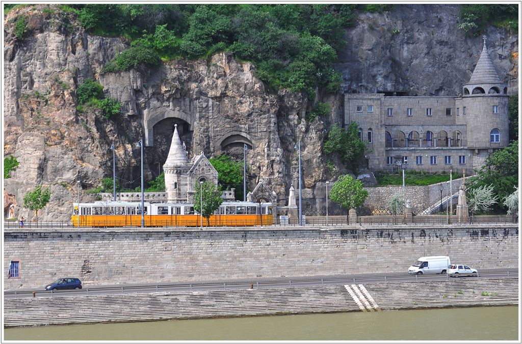 Strassenbahn Budapest Linie 19 an Szent Gellrt rakpart. Da wird in nchster Zeit die Donau das Bild sicherlich etwas verndern. (11.05.2013)