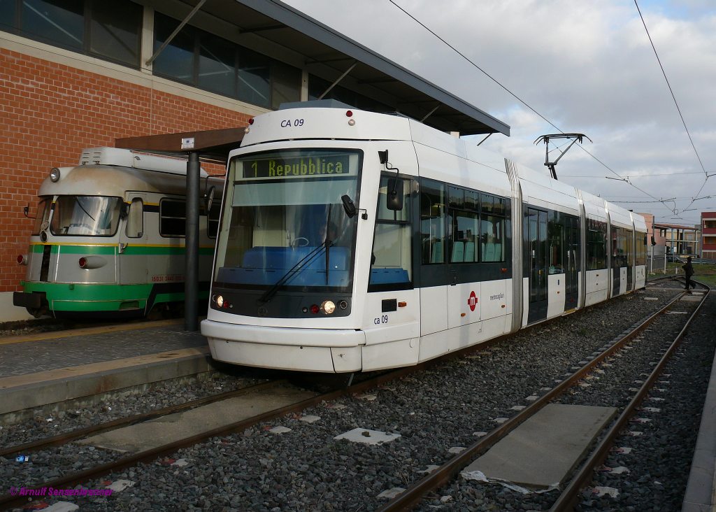 Straenbahn CA09 der FdS in Cagliari vom Typ 
Tramcar 06T von koda.
Dahinter der klassische Triebwagen ADe10 der FdS-Schmalspurstrecke.
In Monserrato-Gottardo ist der bergang von der Schmalspureisenbahn auf die Straenbahn.
Beide werden von der sardischen Schmalspurbahn Ferrovie della Sardegna (FdS)  betrieben und haben eine Spurweite von 950 mm. 
Metrocagliari (oder auch Metrotranvia di Cagliari) lautet der offizielle Namen der seit 2008 erffneten neuen Straenbahn in Cagliari. Sie wurde unter Mitnutzung einer vorher bestehenden Strecke der FdS errichtet. 

2009-10-23 Monserrato-Gottardo 