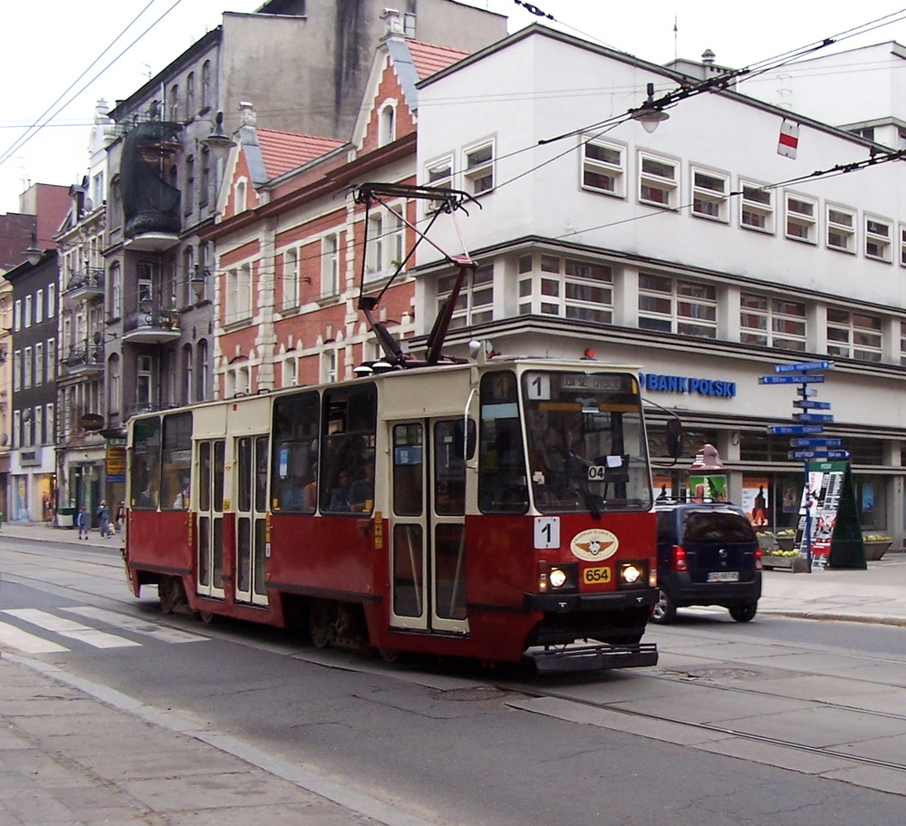 Straenbahn in Gliwice (Gleiwitz)..

Am 07.05.2005 ist eine Bahn vom Typ Konstal Chorzw 105N in Gliwice unterwegs.