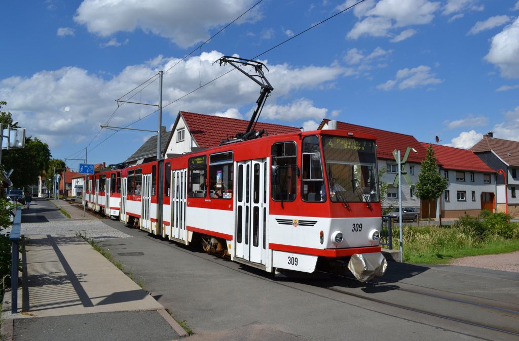 Straenbahn Gotha: Tatra Straenbahn Triebwagen Nummer 309 + 307 unterwegs als Linie 4 nach Gotha-Boxberg, aufgenommen in Gotha-Sundhausen. Datum: 09.07.2011 (Thringentag in Gotha).