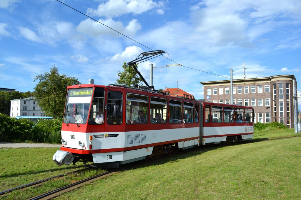 Straenbahn Gotha: Tatra Straenbahn Triebwagen Nummer 310 unterwegs als Linie 2 am Hauptbahnhof Gotha. Datum: 09.07.2011 (Thringentag in Gotha).
