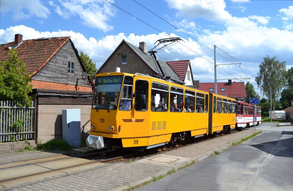 Straßenbahn Gotha: Tatra Straßenbahn Triebwagen Nummer 319 + 315 unterwegs als Linie 4 nach Gotha Hauptbahnhof, aufgenommen in Gotha-Sundhausen. Datum: 09.07.2011 (Thüringentag in Gotha).