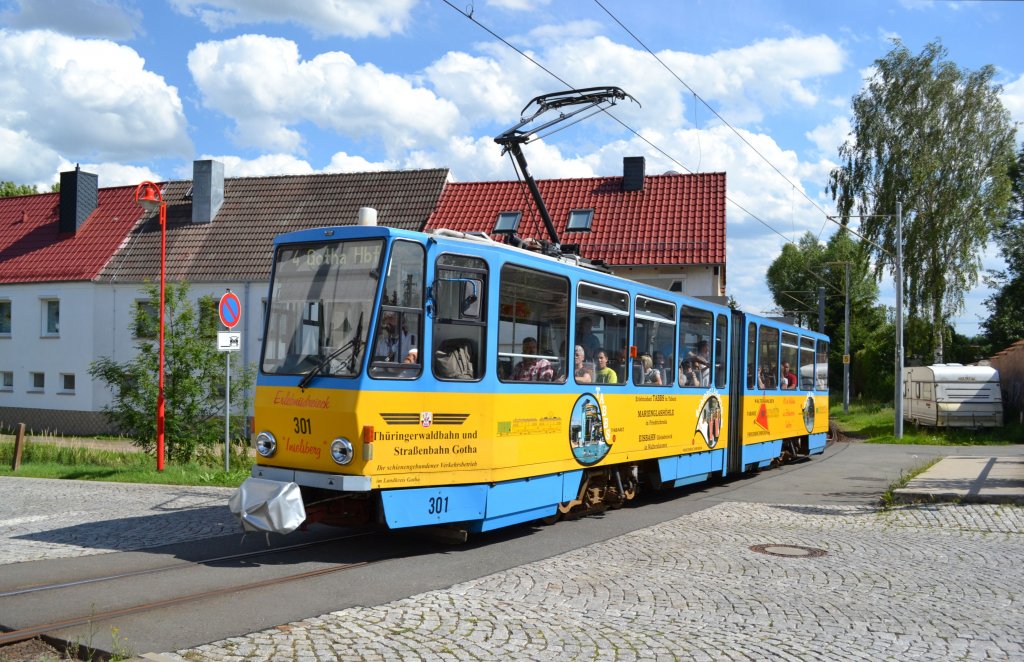 Straßenbahn Gotha: Tatra Straßenbahn Triebwagen Nummer 301 unterwegs als Linie 4 nach Gotha Hauptbahnhof, aufgenommen in Gotha-Sundhausen. Datum: 09.07.2011 (Thüringentag in Gotha).