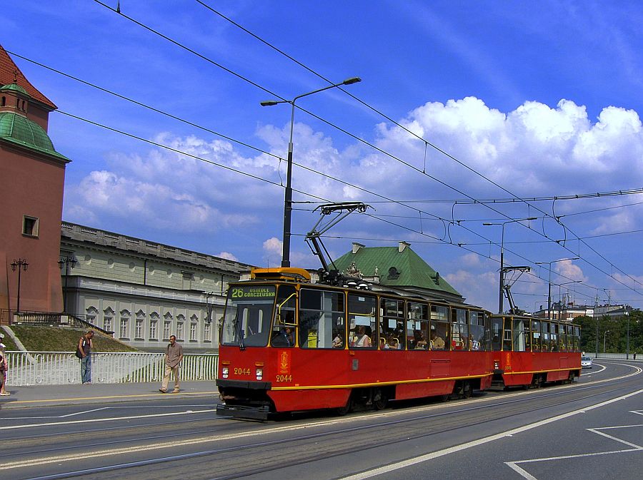 Straenbahn Konstal 105 bei der Warschauer Altstadt am 3.8.2010.