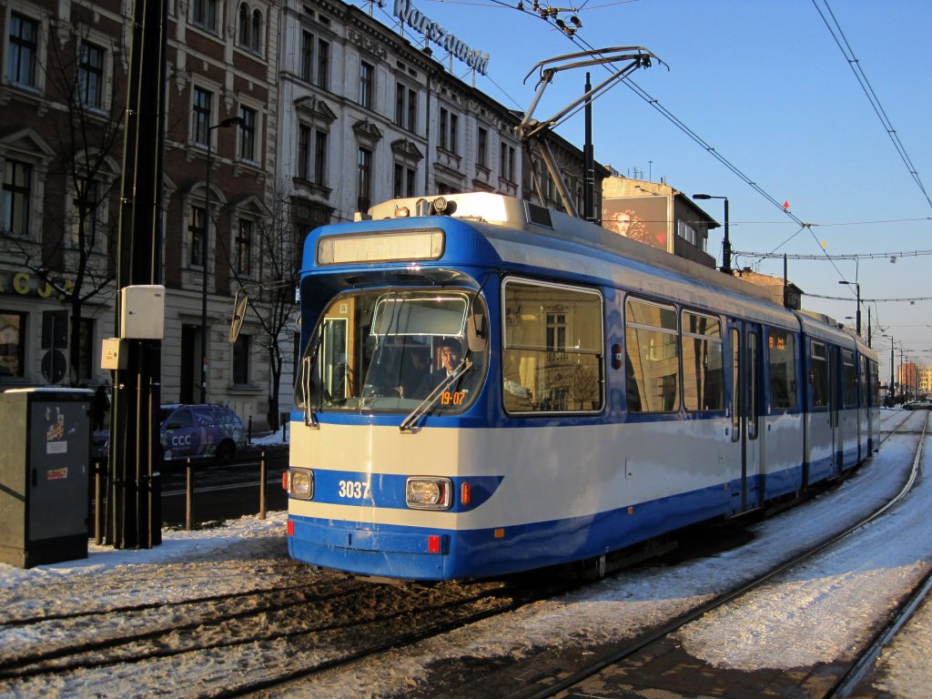 Straenbahn in Krakau im Januar 2010. Im Bild ein ex-Dsseldorfer Wagen. In Krakau als Nummer 3037 unterwegs.