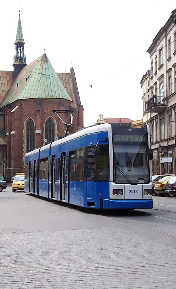 Straenbahn in Krakau.

Eine Niederflurbahn von Bombardier NGT6 (zweite Auslieferungsserie) ist am 08.05.2006 in Krakau unterwegs.