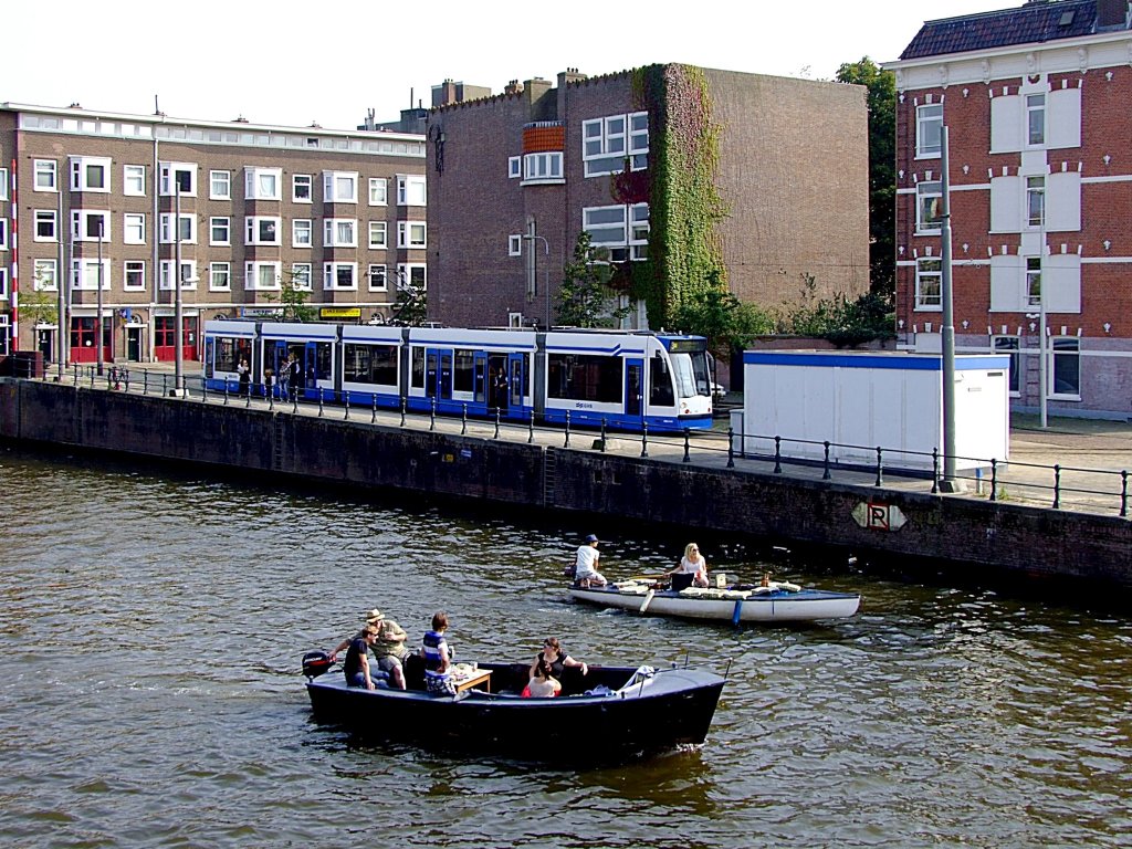 Straenbahn-(Lijn3)und Wasserfahrzeuge nebeneinander, bilden ein alltgliches Bild in Amsterdam;110903