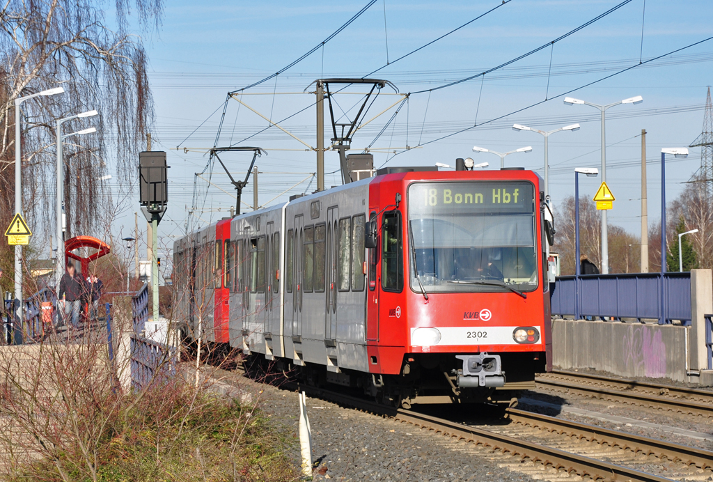 Stra�enbahn Linie 18 der KVB von K�ln nach Bonn, nach Halt in Br�hl-Vochem -07.02.2011