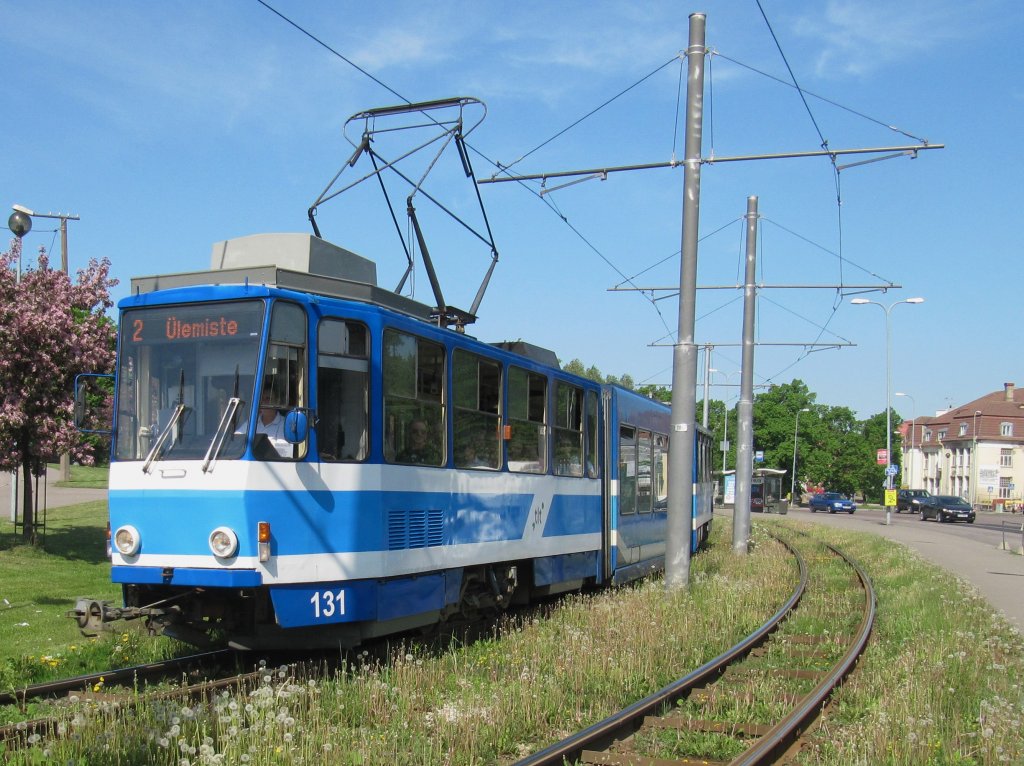 Straenbahn der Linie 2 im Stadtzentrum Tallinn m 3.6.2013