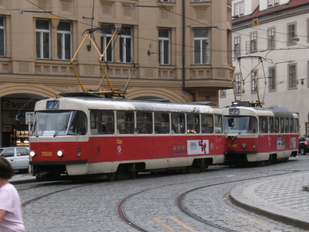 Straenbahn der Linie 22 in der Altstadt von Prag, aufgenommen am 15.09.2009
Das Wagenmaterial in Prag ist zumeist schon etwas in die Jahre gekommen. Es sind aber auch  moderne Wagen im Einsatz. Die Bahnen fahren auch in die Vororte bis spt in der Nacht.  