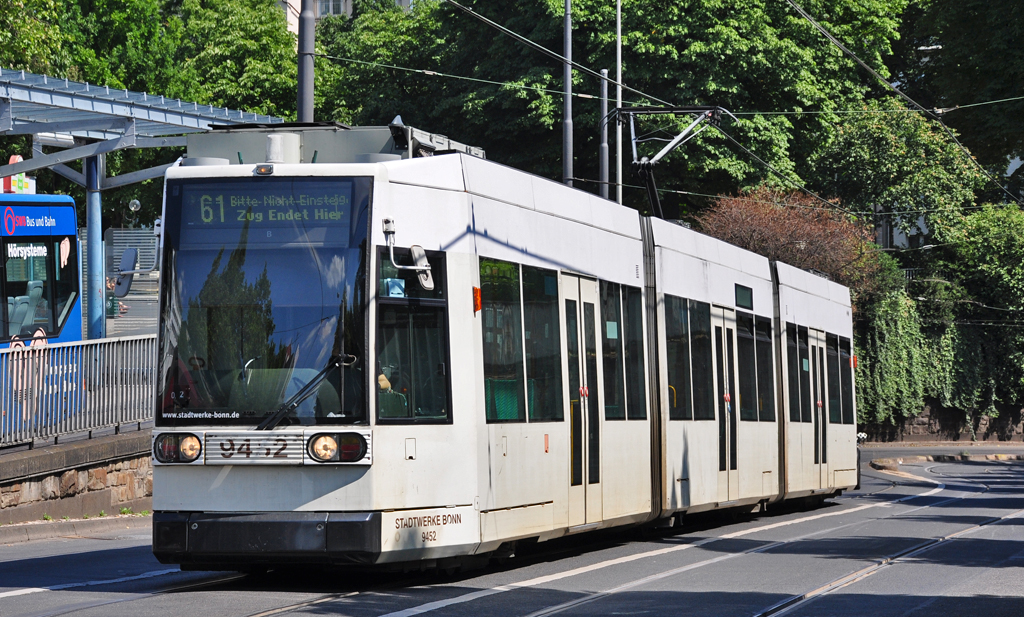 Straenbahn Linie 61 der SWB im  Roy-Black-Look  (( Ganz in Weiss !!)) kurz vor dem Hbf Bonn - 18.07.2010