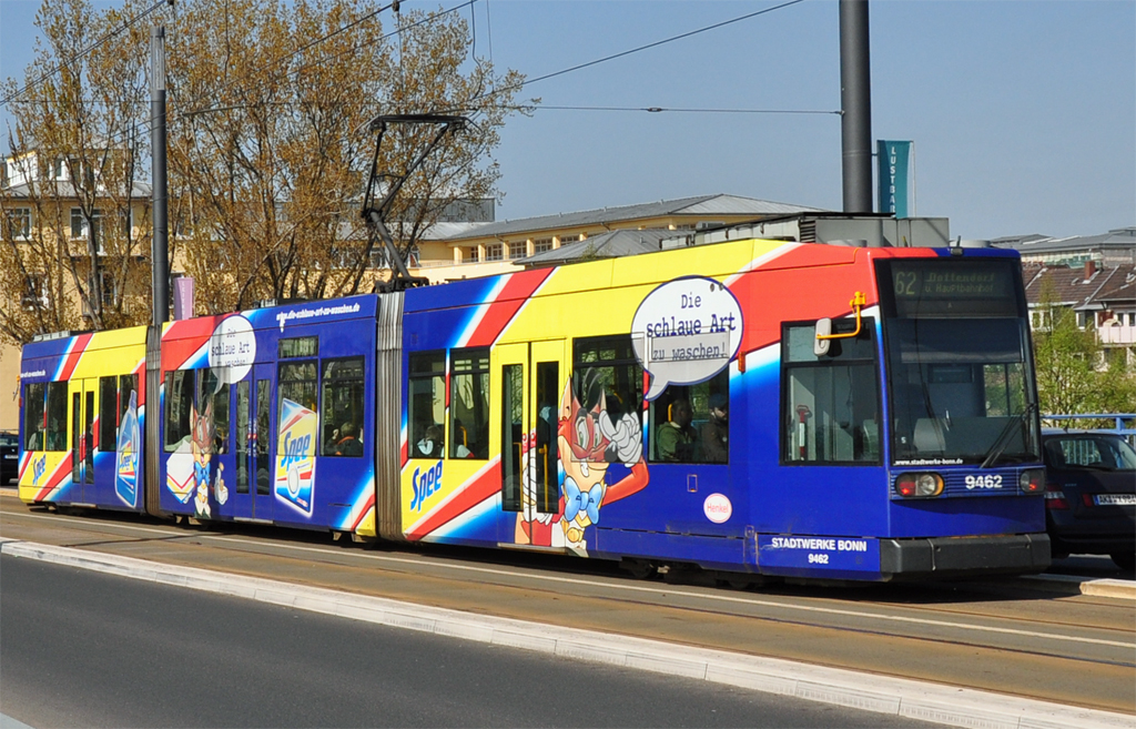 Straenbahn, Linie 62 der Stadtwerke Bonn, auf der Kennedybrcke - 08.04.2011