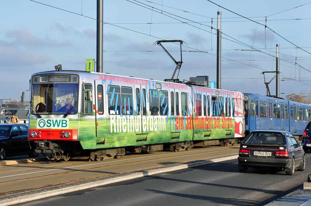 Straenbahn, Linie 66 der SWB (Stadtwerke Bonn),  Telekom-Express  auf der Kennedybrcke zwischen Bonn und Bonn-Beuel - 10.01.2011