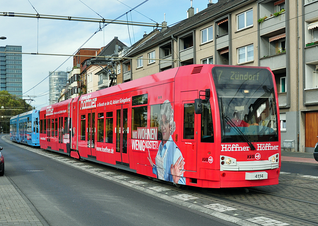 Straenbahn Linie 7 mit rotem Wagen 4114 in Front, KVB, Kln-Deutz 18.10.2012