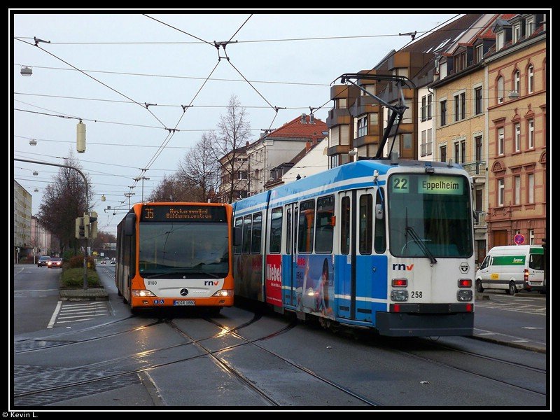 Straenbahn neben Konkurrent Bus.... Tw 258 trifft auf HD-R 1880 kurz nach der Haltestelle Betriebshof. Aufgenommen am 12.12.2009