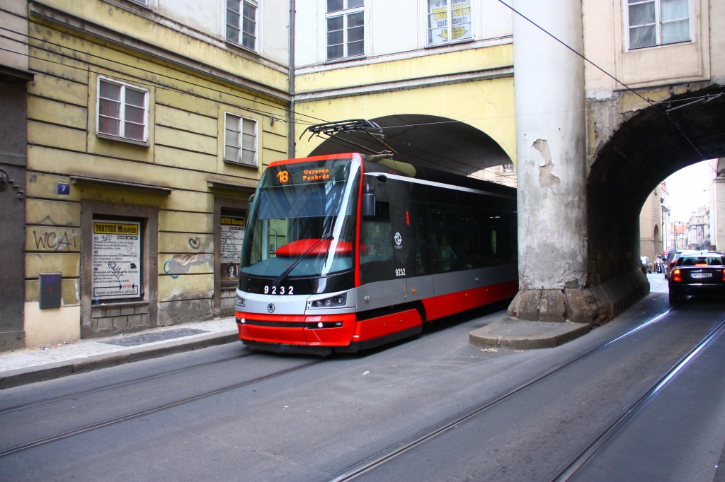 Strassenbahn Prag/CZ : Neubau TW 9232 sieht schon sehr futuristisch aus - 08/08/2012