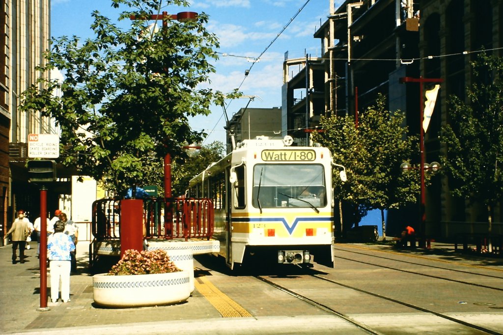 Straenbahn in Sacramento, Wagen 123, am 21. August 1988. Zum stufenlosen Ein- und Ausstieg ist an den Haltestellen eine Rampe zur vorderen Tr gebaut worden. 