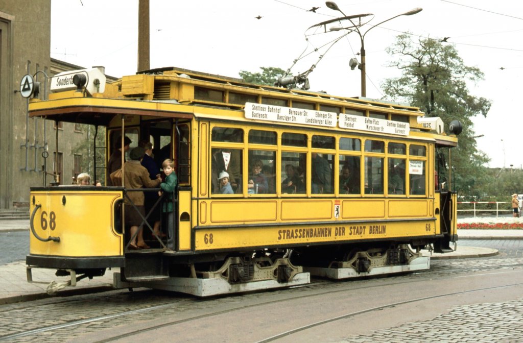 Straenbahn der Stadt Berlin Nr. 68, Einsatz in Dessau im Sept. 1979, zur gleichen Zeit Groveranstaltung im RAW Dessau, wozu auch mehrere Dampfsonderzge nach Dessau kamen.