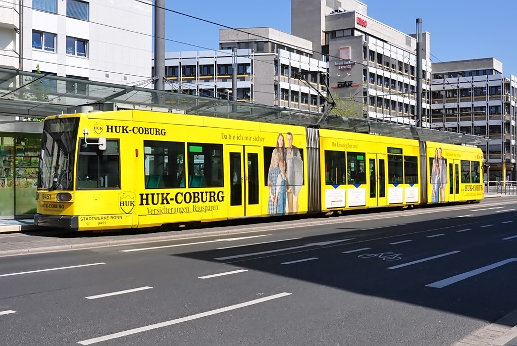 Straenbahn der Stadtwerke Bonn (SWB) kurz hinter der Kennedybrcke in Richtung Hbf Bonn - 08.04.2011