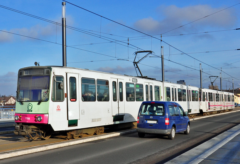 Straenbahn der SWB, Linie 66  Telekom-Express , auf der Kennedybrcke zwischen Bn-Beuel und Bonn - 10.01.2011