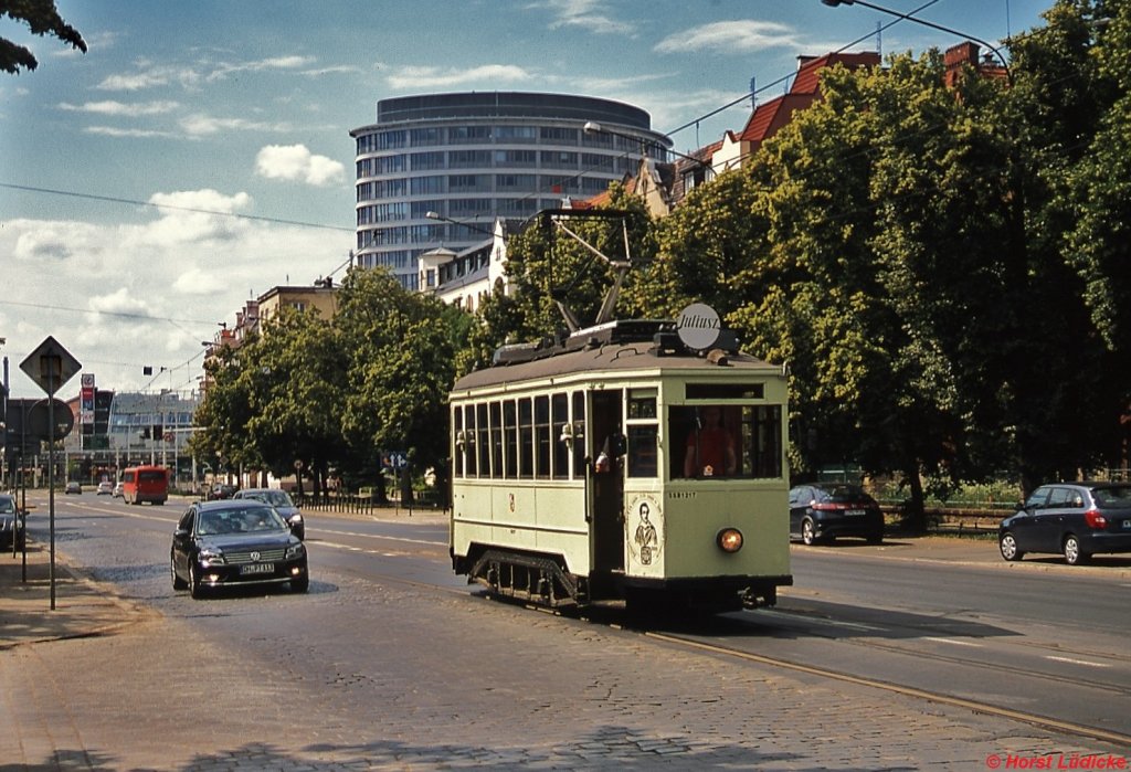 Straßenbahn Wroclaw - SSB 1217 (Marii Sklodowskiej-Curie 23.06.2013). Der Triebwagen gehört zu einer Serie, die zwischen 1925 und 1929 von LHW gebaut wurde.