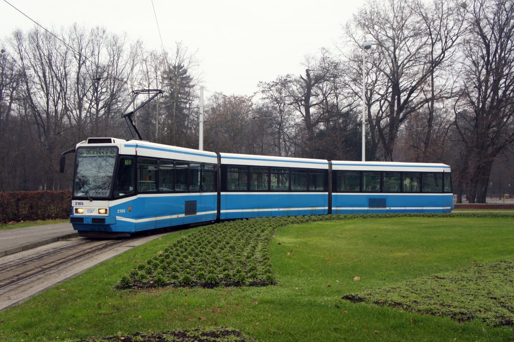 Straßenbahn Zagreb / Tramvaj Zagreb / Zagrebački Električni Tramvaj (ZET): Koncar TMK 2100, Wagennummer 2105 an der Wendeschleife vor dem Maksimir-Park. Aufgenommen im Januar 2013. 