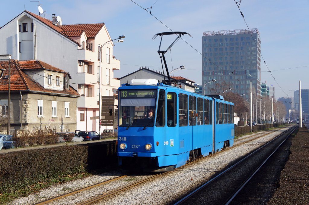 Straßenbahn Zagreb / Tramvaj Zagreb / Zagrebački Električni Tramvaj (ZET): Tatra KT4YU, Wagennummer 310 befährt die Ulica grada Vukovara. Aufgenommen im Januar 2013. 