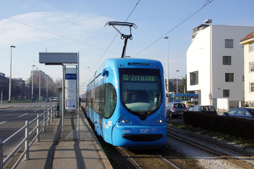 Straßenbahn Zagreb / Tramvaj Zagreb / Zagrebački Električni Tramvaj (ZET): TMK 2300, Wagennummer 2301 in der Ulica grada Vukovara. Aufgenommen im Januar 2013.