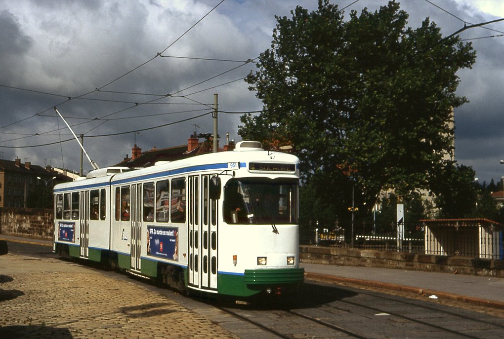 Straenbahnbetriebe, die Rollenstromabnehmer verwenden, waren in den 1990ern selten In St.Etienne konnte man so etwas noch bestaunen. Tw 951 am 25.09.1995 am Bahnhof Terrasse.