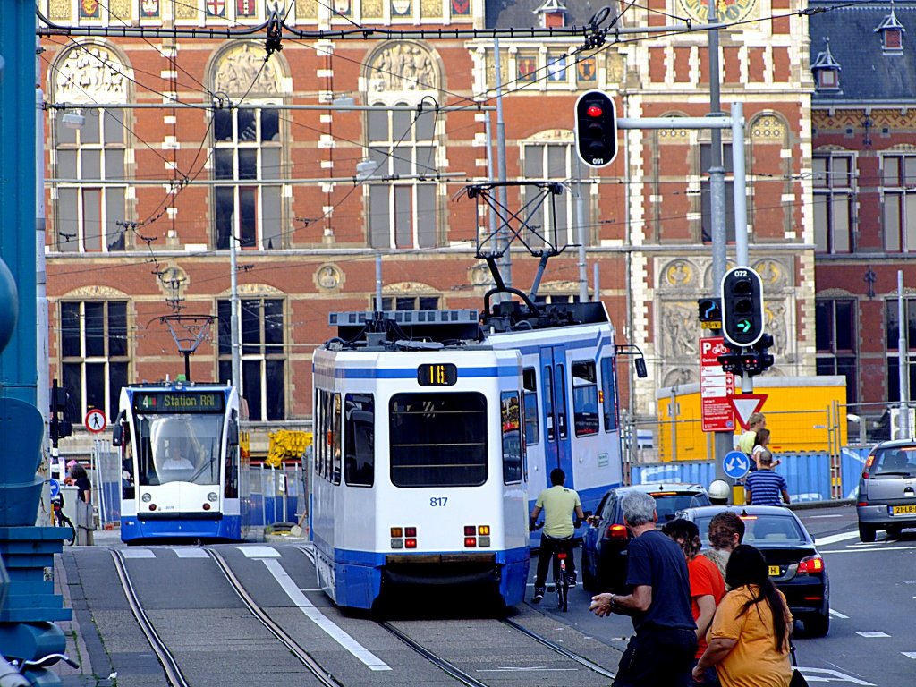 Straenbahnszene: 2078(L4) kreuzt mit 817(L16)vor der Amsterdamer Centraal-Station; 110903