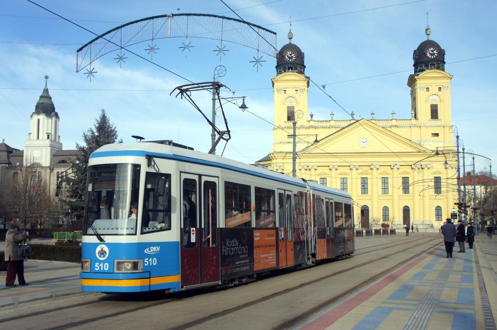 Straenbahnwagen 510 in der Stadtmitte an der groen reformierten Kirche Debrecen. Aufgenommen im Januar 2012 in Debrecen (Ungarn).