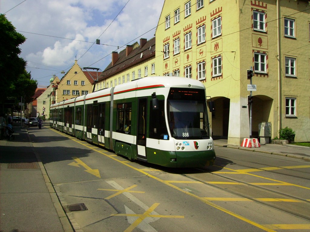Stra�enbahnwagen 886 der Augsburger Stra�enbahn ist am 10.08.2012 als Linie 2 unterwegs nach Haunstetten West, als er den Fahrgastwechsel an der Haltestelle Margaret beendet hat.