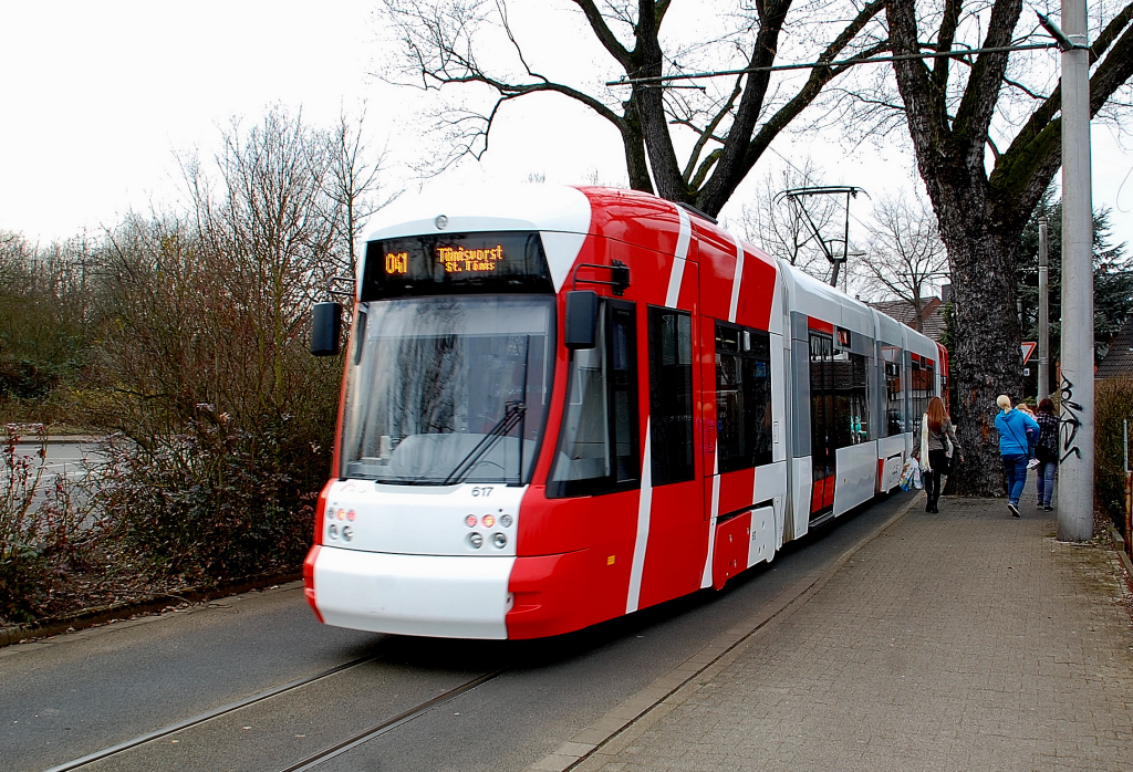 Straenbahnzug 617 der SWK beim Verlassen der Station Grundend. Ziel der Fahrt der Linie 041 ist St. Tnis an diesem 12.Mrz2011. 