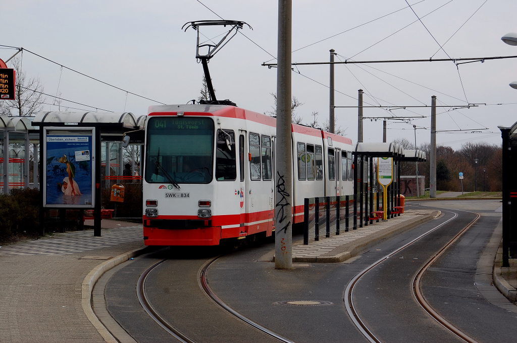 Stra�enbahnzug 834 der SWK auf der Linie 041 steht hier an der Endstation Grundend, von hier aus geht es dann wieder nach T�nisvorst-ST T�nis.
Foto 12.3.2011