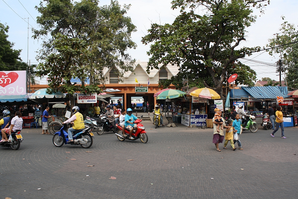 Strassenseitige Ansicht des Aufnahmsgebude des Bf. Nakhon Pathom am 06.Dezember 2010. 

