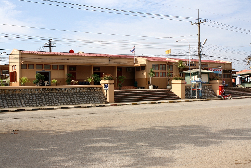 Strassenseitige Ansicht des Aufnahmsgeb�ude des Bf. Den Chai am 08.J�nner 2011.