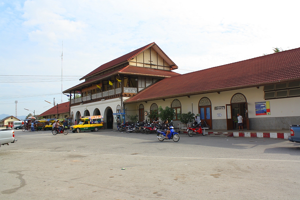 Strassenseitige Ansicht des Aufnahmsgebude des Bf. Nakhon Lampang am 08.Jnner 2011.