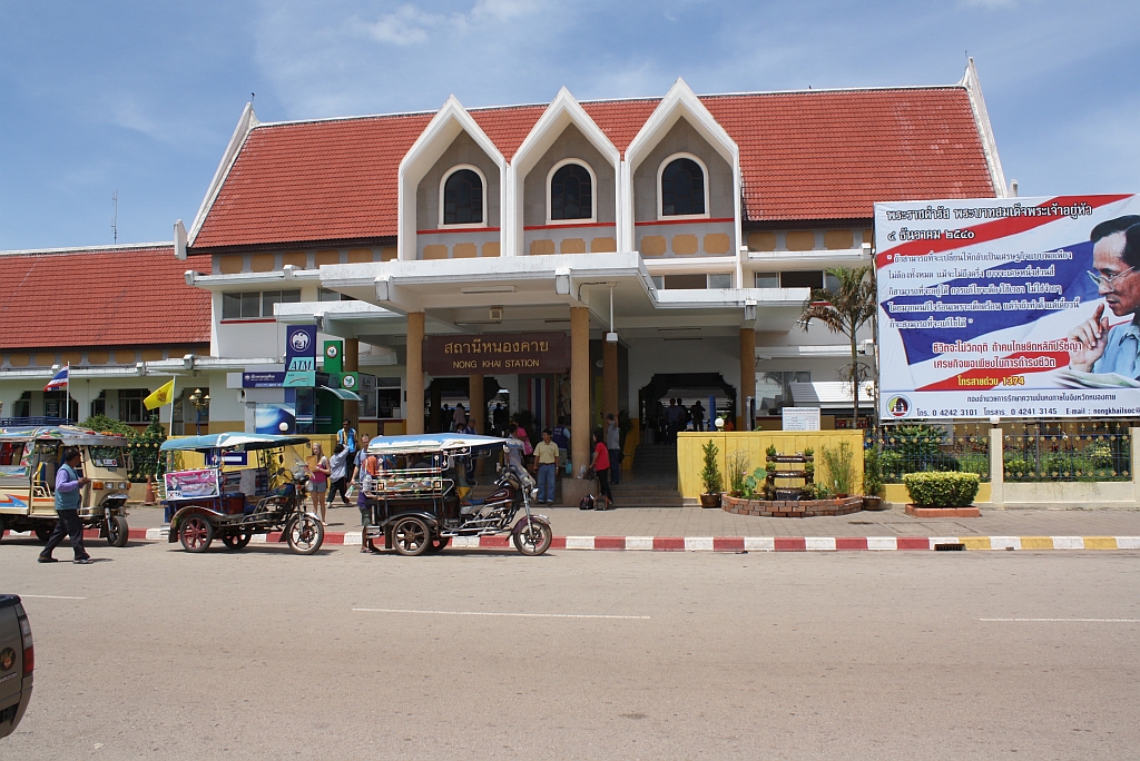 Strassenseitige Ansicht des Aufnahmsgebude des Bf. Nong Khai am 17.Juni 2011.

