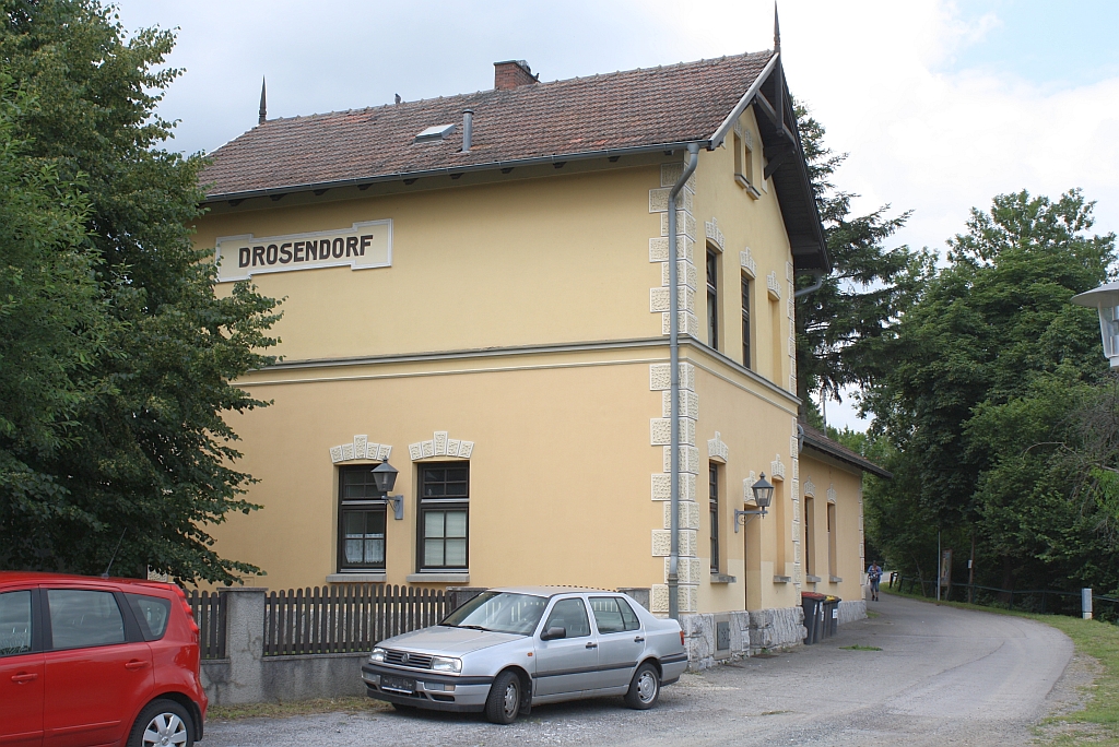 Strassenseitige Ansicht des Aufnahmsgebude des Bf. Drossendorf am 13.Juli 2013.
